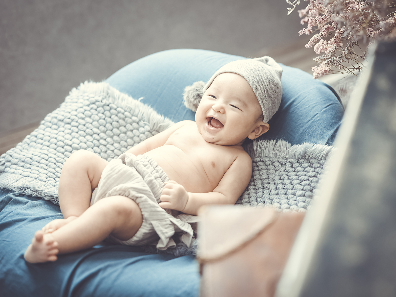 お宮参りで掛け衣装を着た赤ちゃんと家族